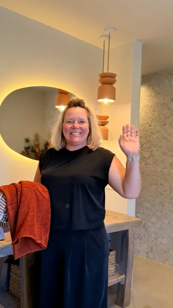 Anja zwaait welkom in Stroom, handdoek in de hand