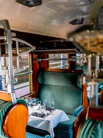 Gedekte tafel in de restauratiewagon van de Diner Express