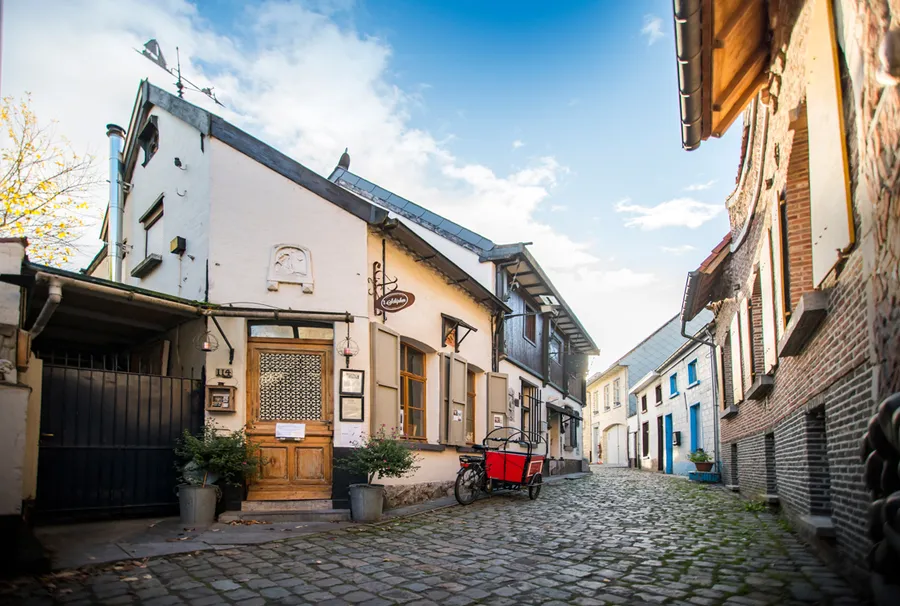 Het dorpscentrum van Sint-Amands met historische gevels