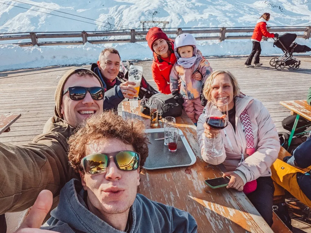 Het gezin achter Stroom samen op een zonnig terras