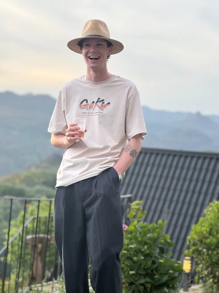 Rhune lachend op een terras