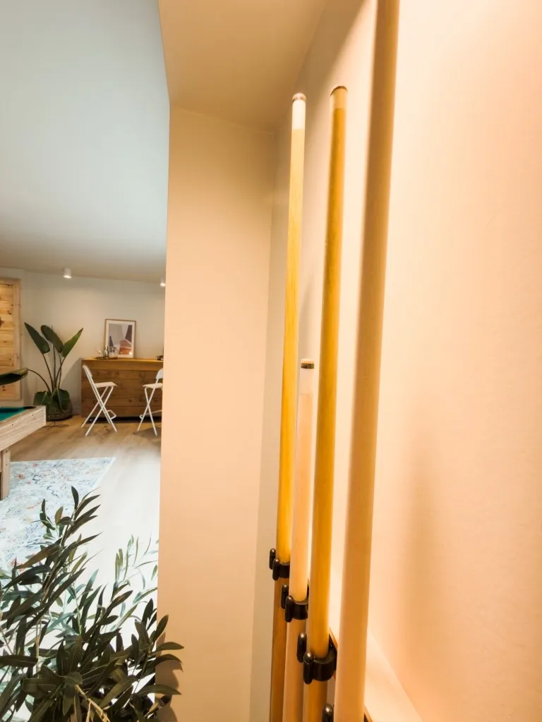 Speelkamer met pooltafel en bar