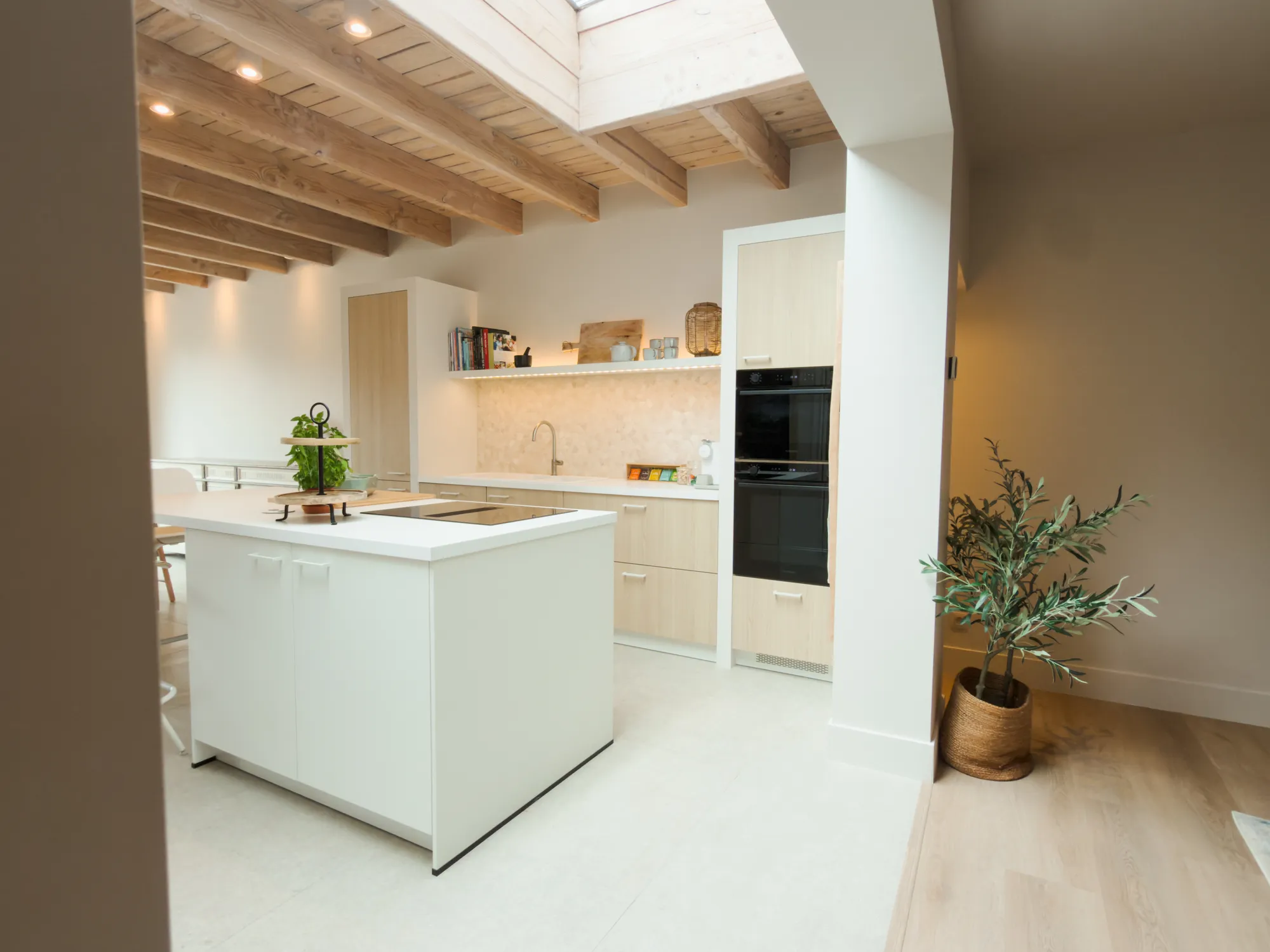 Open keuken met eiland en balkenplafond