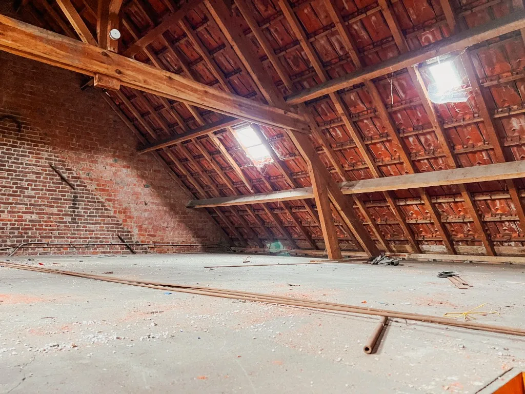 Zolder in ruwbouw kort na de aankoop van het huis