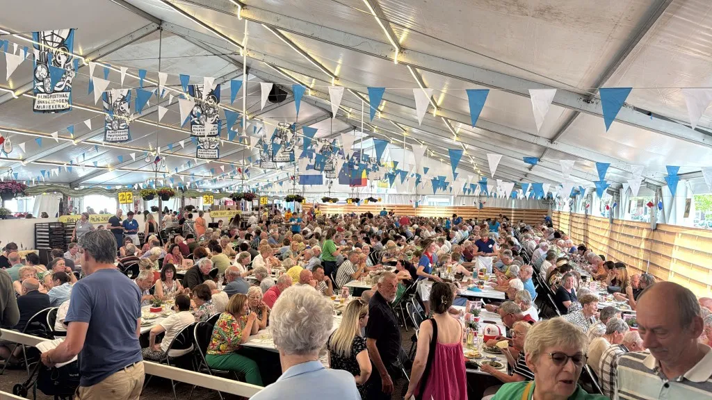 Volle feesttent tijdens het Palingfestival in Mariekerke
