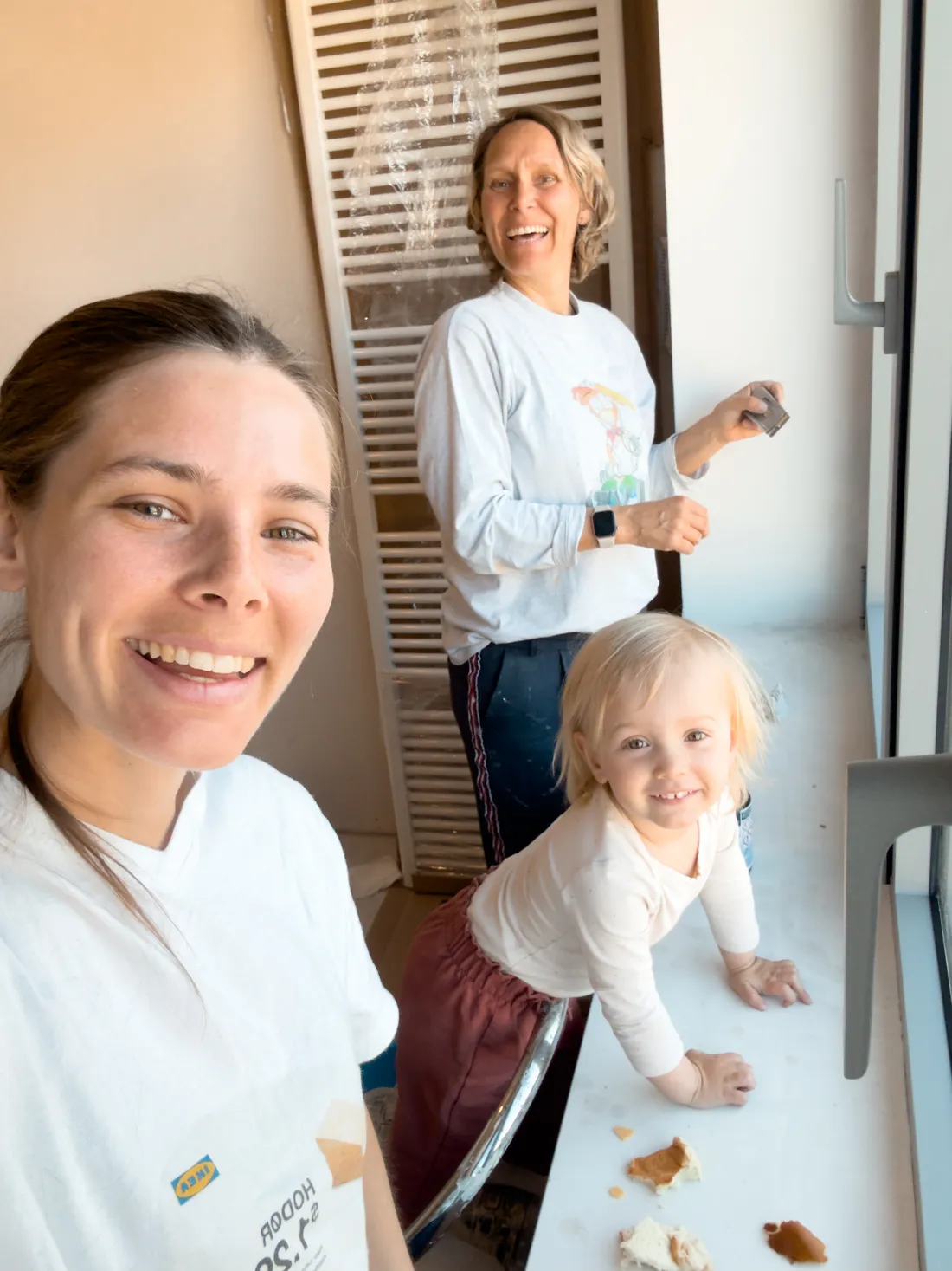Luna, Anja en Julie lachen tijdens het schilderwerk