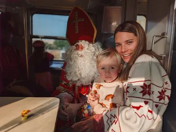 Sinterklaas met kinderen aan boord van de Sinterklaas-Express