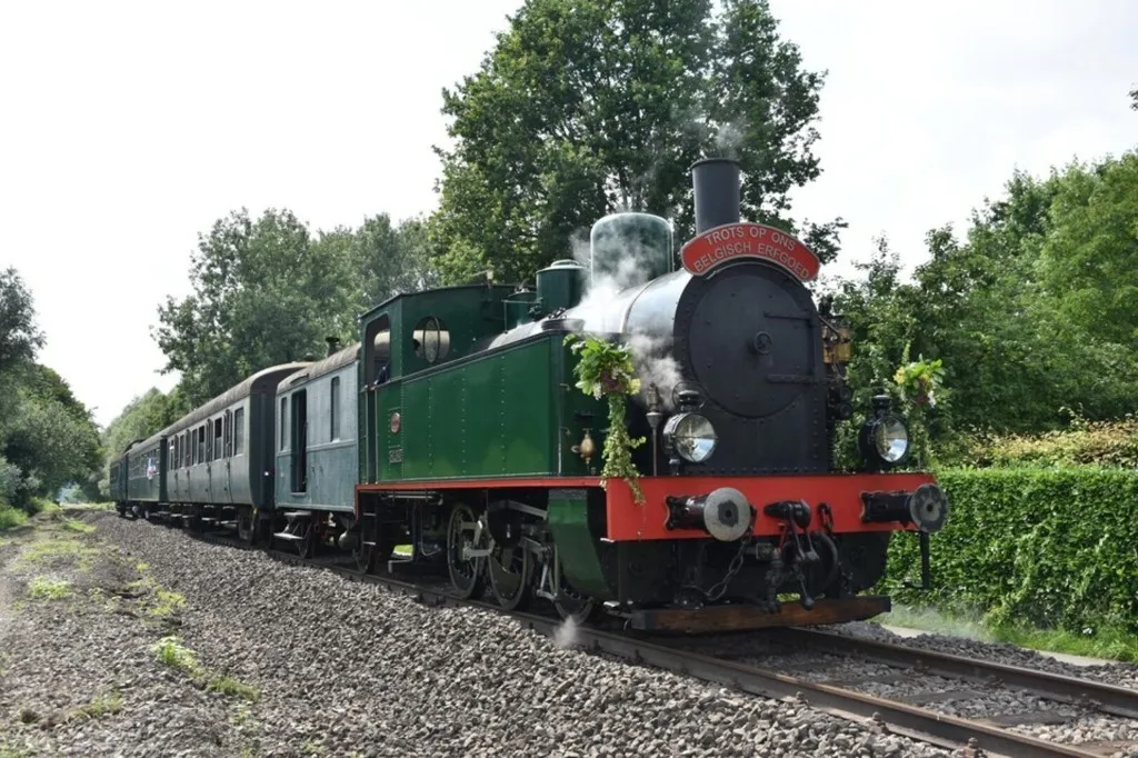 Historische stoomtrein Dendermonde–Puurs onderweg door het groen
