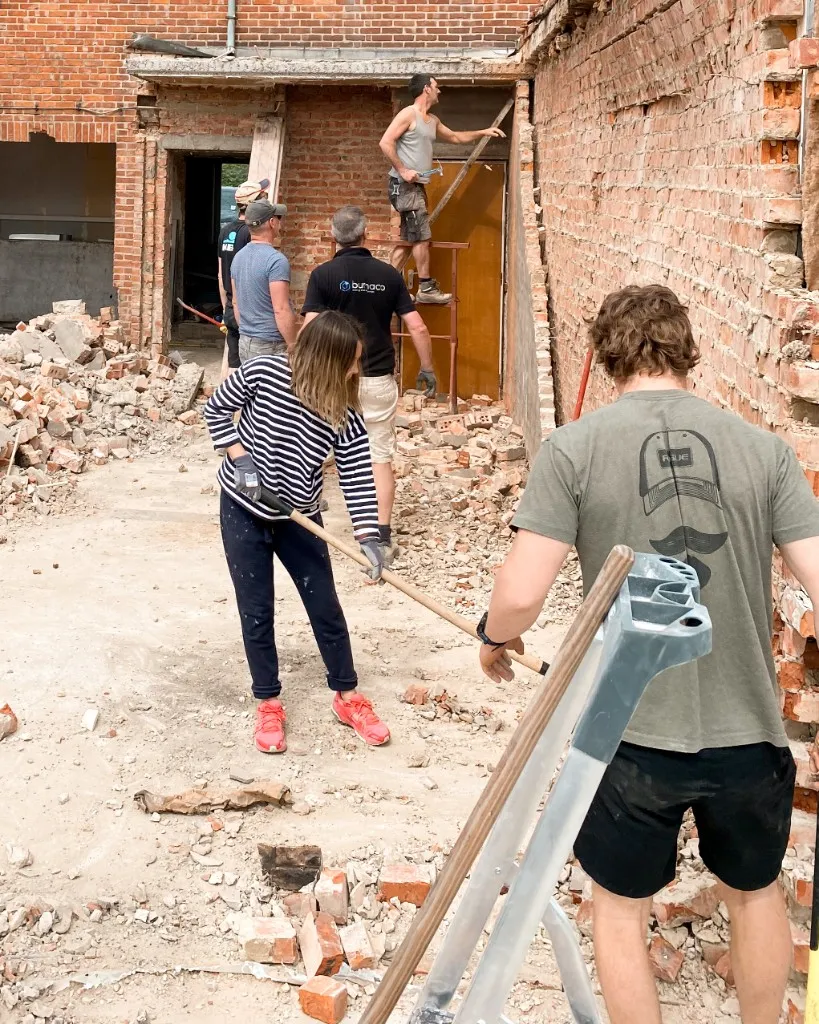 Vrienden en familie werken samen aan de buitenkant van het huis