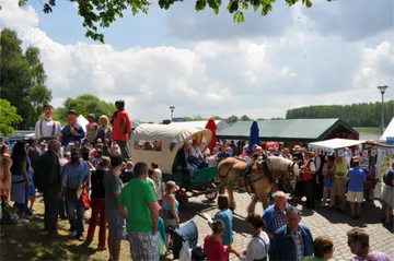 Folkloristische stoet met reuzen en paardenwagen tijdens Vis & Folklore in Mariekerke