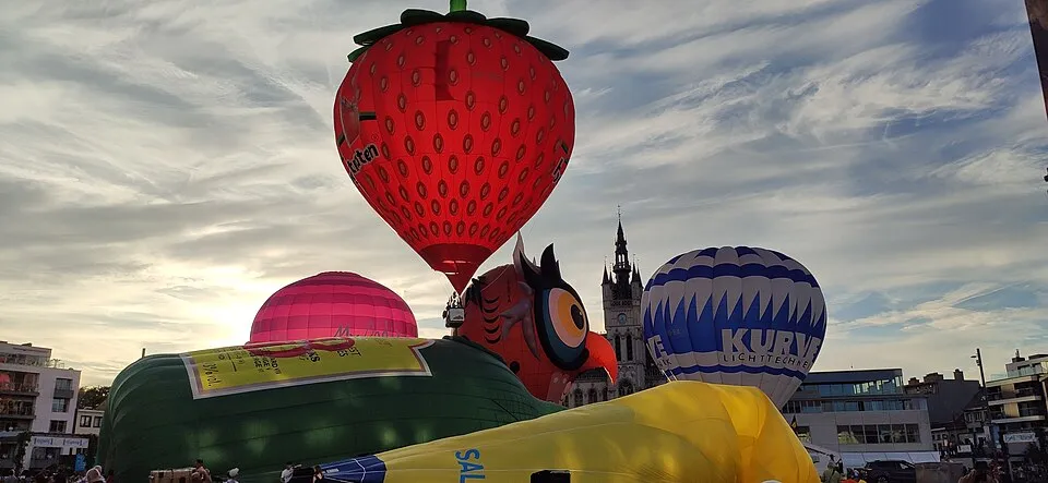 Heteluchtballonnen boven Sint-Niklaas tijdens de Vredefeesten