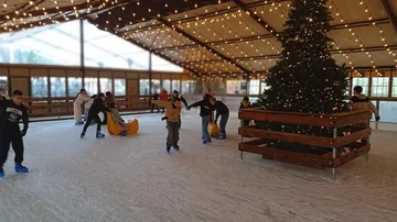 Schaatspiste onder feestverlichting bij de Winterbar in Puurs