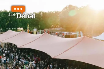 Zomers festivalpubliek onder een stretch-tent bij Zonnekloppers in Bornem